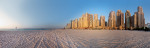 Blick auf Dubai Stadt (Marina) vom Jumeirah Beach